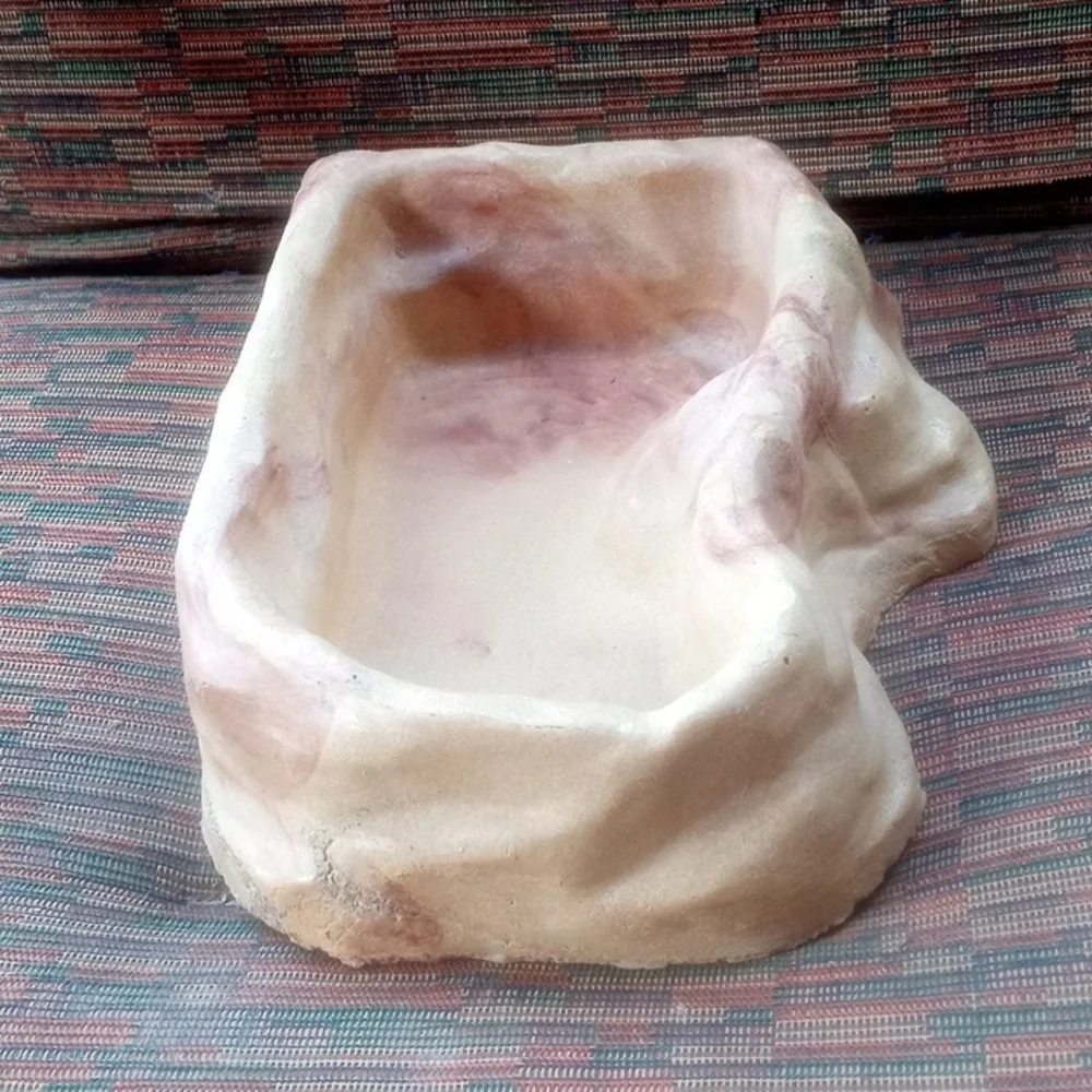 IMAGITARIUM Large Corner Water Dish. 8